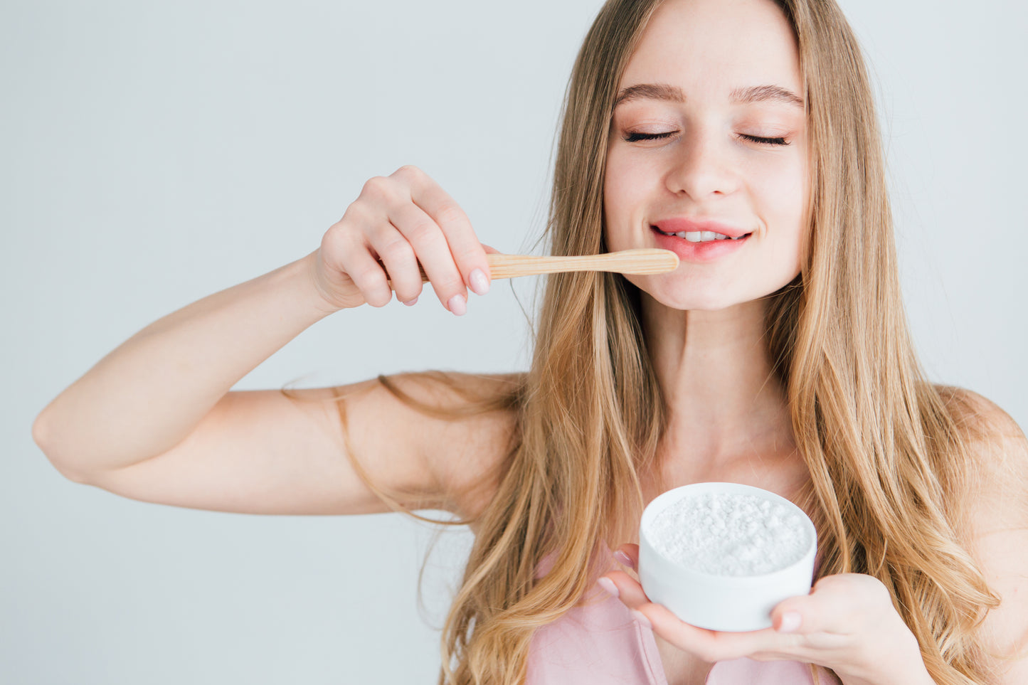 The Clean Toothbrush | Eco-Friendly and Socially Responsible Electric Toothbrush | with Waterproof IPX7 Smart Sonic Technology and USB Charger | Includes 2 Replacement Bamboo Toothbrush Heads